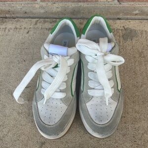Vibrant Green Sneakers with Cushioned Sole and Breathable Mesh